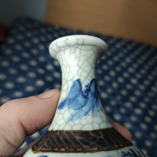 A Small Antique Chinese Porcelain Blue and White Crackle Vase,  Kangxi Style 6