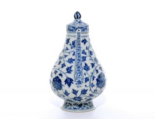 A Chinese Blue and White Porcelain Ewer 3