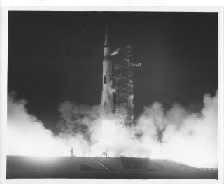1972 Nasa Issued Photo Showing Apollo 17 Saturn V Launch 107ksc72p538