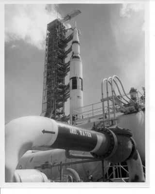Nasa Issued 1972 B&w Photo Of Apollo 17 Saturn V At Pad 39a 107ksc72pc447