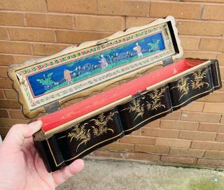 A LARGE VERY GOOD QUALITY EARLY ANTIQUE CHINESE CANTON LACQUERED FAN BOX,  C1800s 2