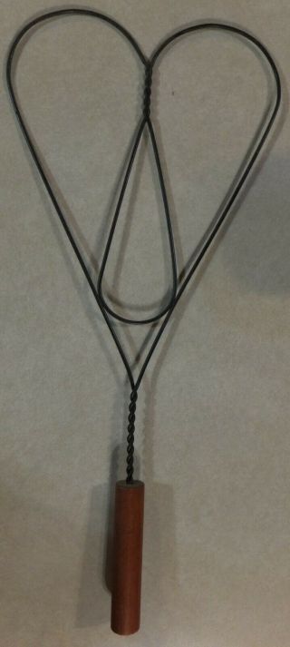 Vtg Heart Shaped Metal Twisted Wire Rug Carpet Beater W/ Wooden Handle 18.  5 "