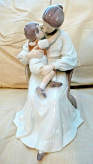 Bing & Grondahl Figurine Of Mother And Child In Chair 1552 Vintage Denmark