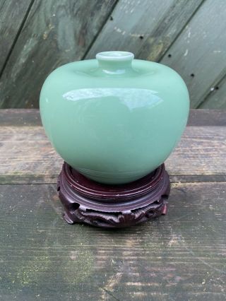 Chinese Apple Green Glazed Porcelain Vase Scholars Ink Pot On Hardwood Stand