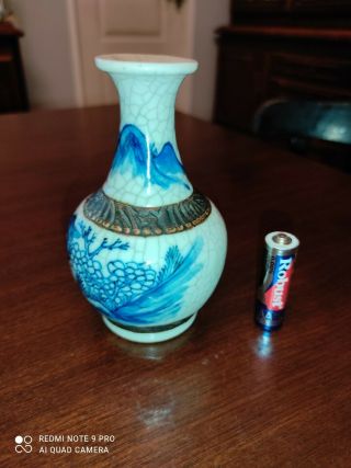 A Small Antique Chinese Porcelain Blue and White Crackle Vase 3