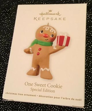 2012 One Sweet Cookie Club Hallmark Special Edition Gingerbread Man Holding Gift