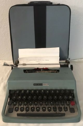 Olivetti Underwood Lettera 32 Vintage Typewriter W/ Leather Care Case Made Itsly