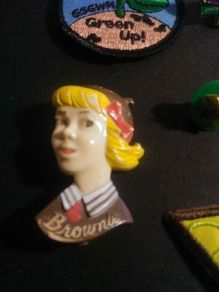 VINTAGE GIRL SCOUT PLASTIC BROWNIE Lapel PIN Blonde Bust 1970s,  Other Patches 2