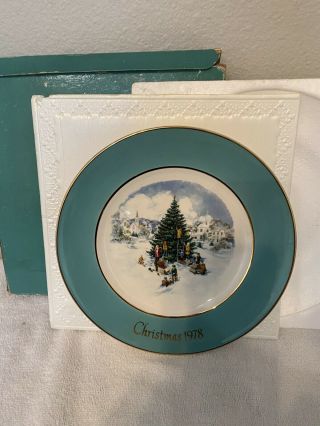 1978 Christmas Plate Series Sixth Edition " Trimming The Tree " Avon