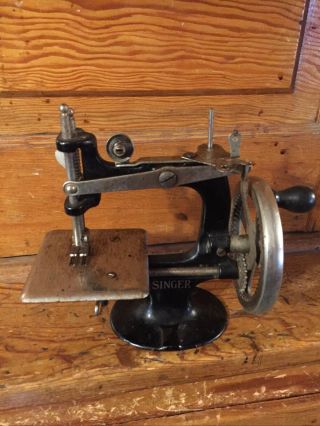 Vintage Early Singer Sewhandy Table Top Childs Miniature Sewing Machine Model 20
