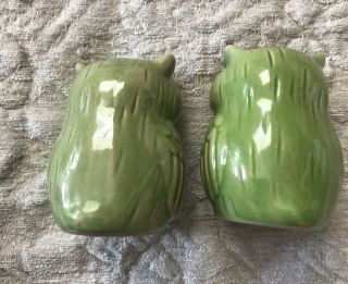 VINTAGE SALT/PEPPER SHAKERS SMALL GREEN OWL MATCHED PAIR WITH FLOWER MOTIF CUTE 2