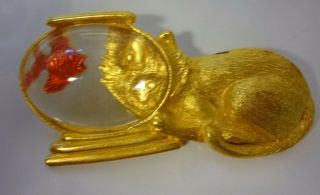 Fabulous Vintage Signed Jj Gold Tone Jelly Belly Lucite Cat Fish Tank Pin Brooch