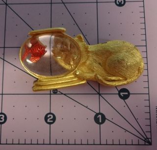 Fabulous Vintage Signed JJ Gold Tone Jelly Belly Lucite Cat Fish Tank Pin Brooch 2