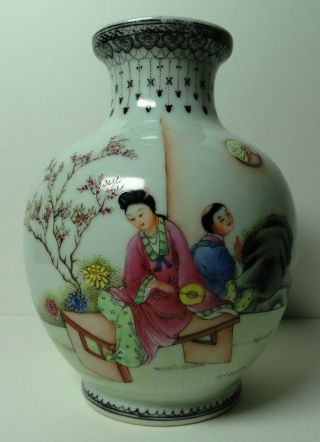 Lovely 20th C Chinese Vase 15 Cm Qianlong Nian Zhi Stamp
