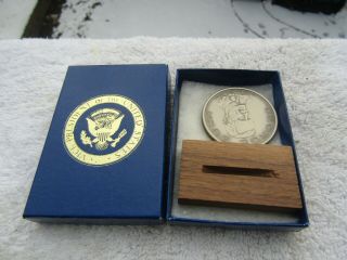 Vice President Of The United States Challenge Coin George Hw Bush W/ Stand