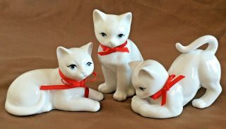 Vtg White Cat Figurine Set Of 3 Porcelain Red Ribbon Blue Eye Kitten Glossy Xmas