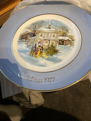 Carollers In The Snow " Christmas 1977 " Avon Christmas Plate Series