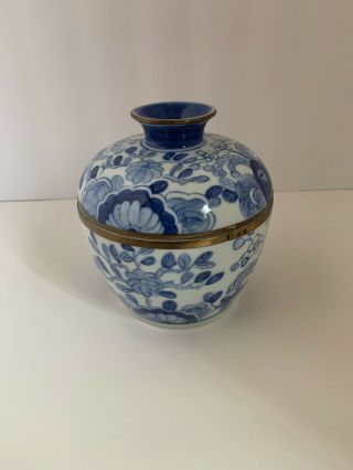 Vintage Chinese Porcelain Ginger/tea Jar W/lid Blue And White W/brass Trim