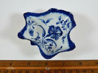 Dr.  Wall First Period Worcester Leaf Shape Pickle Dish Gillyflower Circa 1775