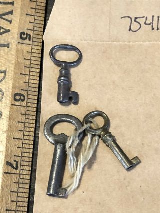 3 Tiny Ornate Old Furniture Wardrobe Keys Victorian Skeleton Steampunk 7541