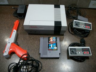 Vintage 1985 Nintendo Nes Video Game Console Controller Nes - 001 Zapper With Game