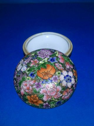 An Antique Chinese Millefleur Circular Box and Cover,  Qing,  Guangxu Mark 2