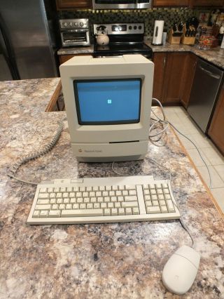 Vintage Apple Macintosh Classic M0420 Computer With Keyboard & Mouse