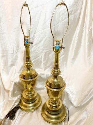 Vintage Pair / Set Of Stiffel Brass Hollywood Regency Trophy Urn Lamps