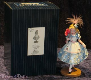 Disney Showcase Couture De Force Figurine Alice In Wonderland Masquerade