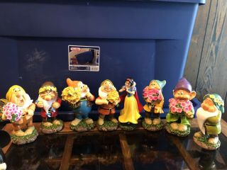 Disney Snow White & Seven Dwarfs Resin Garden Statues W Flowers