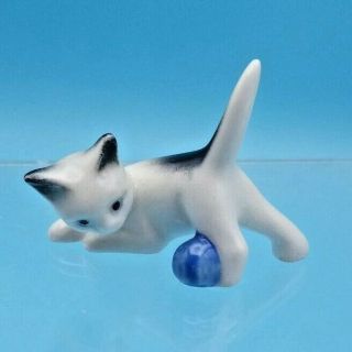 Goebel W Germany Cat/kitten With Blue Ball/yarn Siamese Mini Figurine