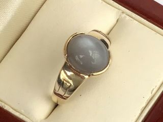 A Vintage 9ct Gold Signet Ring With Grey Chalcedony ? Stone,  Size T