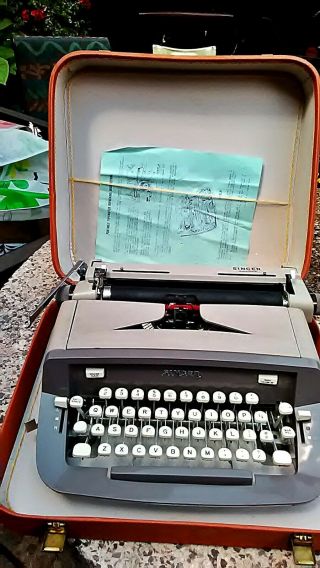 Vintage Singer Portable Typewriter With Carry Case Made In Canada