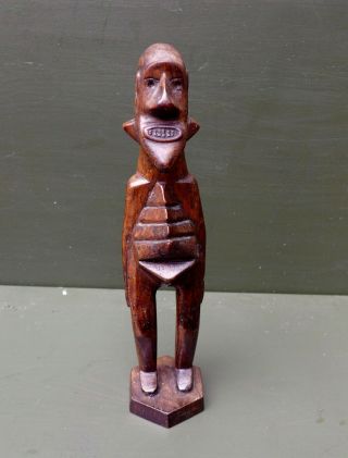 Antique and quality wood ancestor statue from the Easter Island. 2