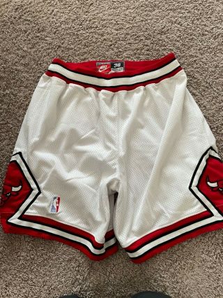 Chicago Bulls Authentic Vintage Nike Shorts Size 38 - White/red Jordan