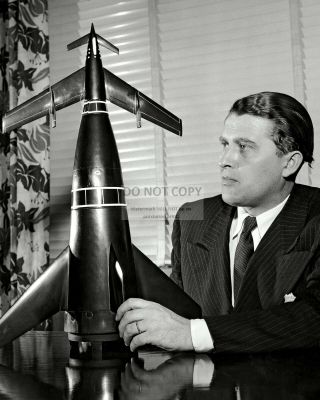 Dr.  Wernher Von Braun With Rocket Model - 8x10 Nasa Photo (bb - 005)