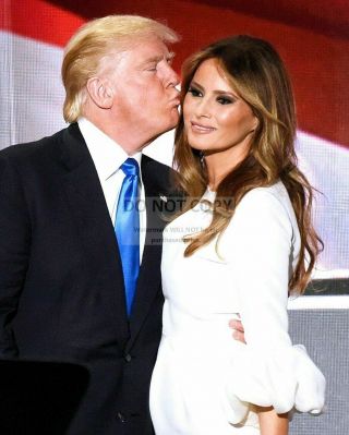 President Donald Trump Kisses First Lady Melania - 8x10 Photo (mw072)
