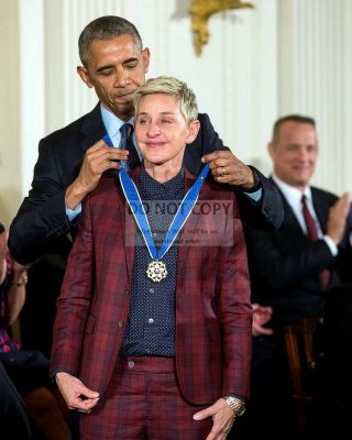 Barack Obama Presents Medal Of Freedom To Ellen Degeneres - 8x10 Photo (fb - 557)