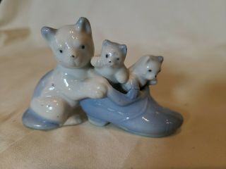 Vintage Figurine White And Blue Mom Cat & Kittens In A Blue Shoe Made In Japan