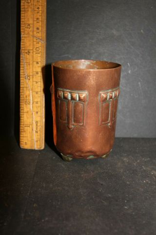 Antique Arts & Crafts Era Copper Beaker With Pressed Design And 3 Brass Feet.