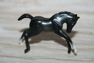 59204 Breyer Stablemate Foal,  Scrambling Foal,  Black 2 White Socks