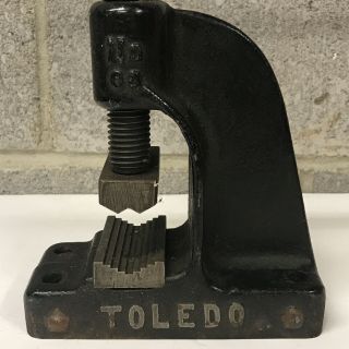 VINTAGE TOLEDO NO.  00 OPEN SIDE PIPE VISE WELL DIGGERS 2