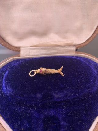 Lovely Small 9ct Gold Vintage Articulated Gem Set Eyes Fish Charm
