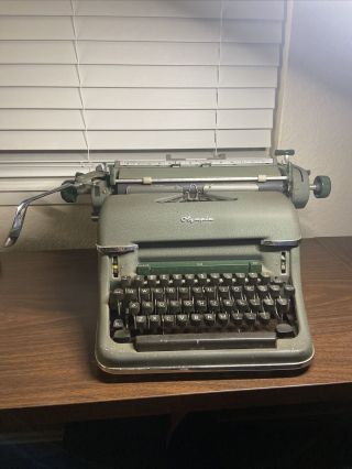 Vintage Olympia 7.  6 Deluxe Typewriter Made In Germany 1960’s (not)