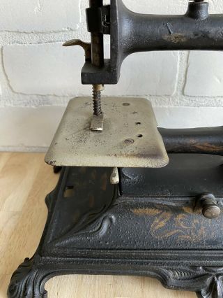 ANTIQUE MULLER MODEL 12 CAST IRON TOY/CHILD ' S SEWING MACHINE Germany 3