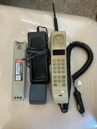 1980’s Vintage Motorola Cellular Brick Mobile Cellphone Plus Charger,