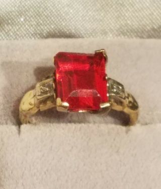 Vintage Estate 10kt Yellow Gold & Red Stone Ring.  Nr