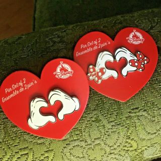 Disney Pin Set Of 2 Disney Store Exclusive Minnie Mickey Mouse Heart Hands