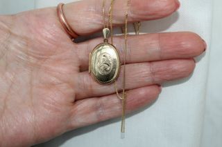 Vintage 9ct Yellow Gold Locket With 18 " Gold Chain.