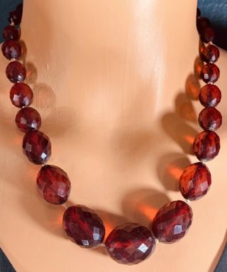 Vintage Graduated Faceted Cherry Amber Bakelite Bead Necklace 19 - 3/4” 50 Grams